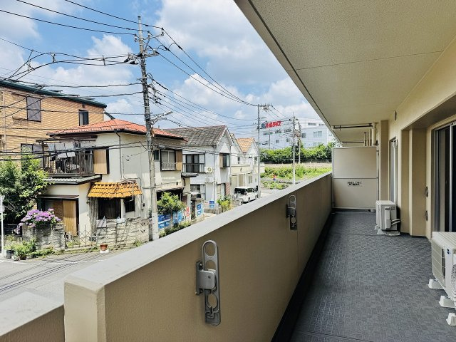 サンクレイドル八王子北野のバルコニー|～南から西側にかけてのバルコニー　陽当たり良好、洗濯物もたくさん干せそうです～