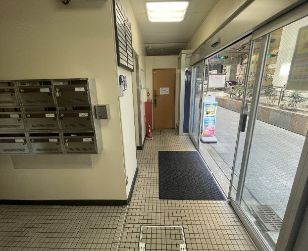 南扇町ビルのエントランス