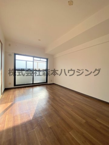【居間・リビング】 | 　グレイシィーK・Y | ※同タイプ別室の写真となります。
　設備内容や内装色調など相違がある場合は実際のお部屋の現状優先となります。