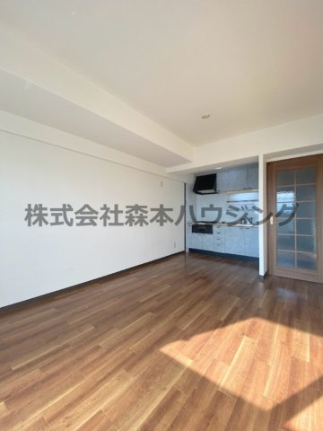 【居間・リビング】 | 　グレイシィーK・Y | ※同タイプ別室の写真となります。
　設備内容や内装色調など相違がある場合は実際のお部屋の現状優先となります。