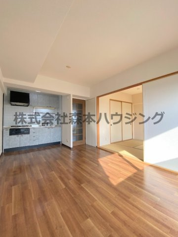 【居間・リビング】 | 　グレイシィーK・Y | ※同タイプ別室の写真となります。
　設備内容や内装色調など相違がある場合は実際のお部屋の現状優先となります。