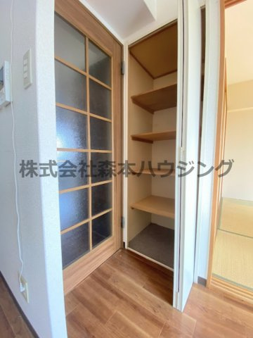 【収納】 | 　グレイシィーK・Y | ※同タイプ別室の写真となります。
　設備内容や内装色調など相違がある場合は実際のお部屋の現状優先となります。