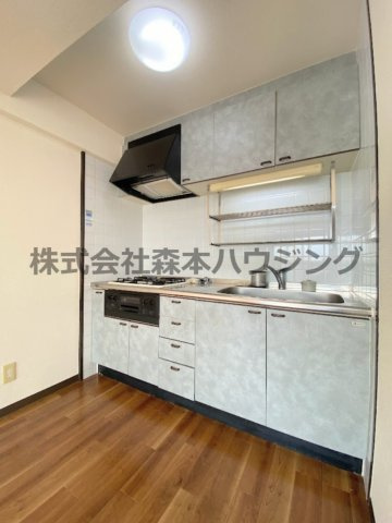 【キッチン】 | 　グレイシィーK・Y | ※同タイプ別室の写真となります。
　設備内容や内装色調など相違がある場合は実際のお部屋の現状優先となります。
