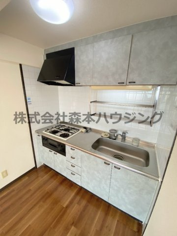 【キッチン】 | 　グレイシィーK・Y | ※同タイプ別室の写真となります。
　設備内容や内装色調など相違がある場合は実際のお部屋の現状優先となります。