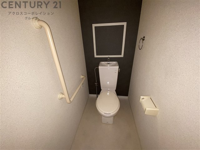 温水洗浄便座付きのトイレです♪
