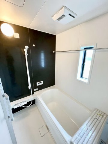 松本市波田第８の浴室|浴室乾燥機付きのお風呂です♪窓もあるので換気などもしっかりできます！！