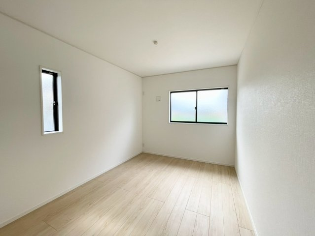 松本市波田第８の洋室|日当たり風通しともに良好！明るく朝を迎えられるつくりになっています♪