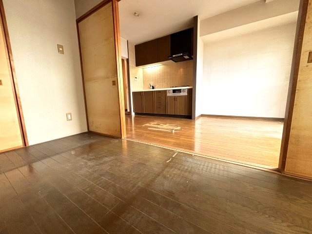☆洋室約6.0帖☆扉を開けると開放的な空間になりますね。