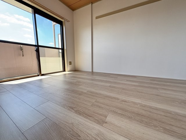 ☆洋室約6.0帖☆南西向につき、夕暮れ時まで柔らかな光が差し込みます。