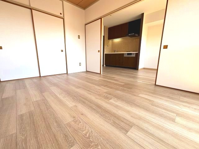 ☆洋室約6.0帖☆扉を開けると開放的な空間になりますね。
