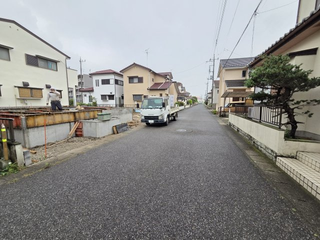 新築　太田市下小林町第1　クレイドルガーデン　１号棟の前面道路含む現地写真|現地写真　西側接道幅員約6ｍ