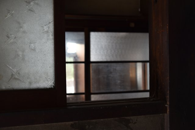 銀閣寺近く 間口の広い三角古民家の内装|レトロガラスの美しい重なり