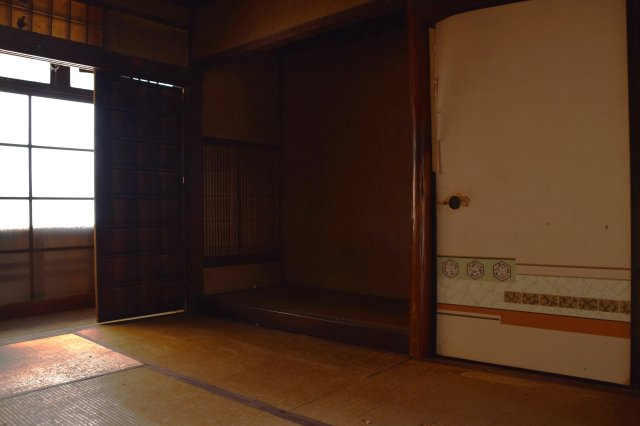 銀閣寺近く 間口の広い三角古民家の和室|床の間がきれいに残っています