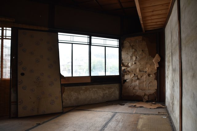 銀閣寺近く 間口の広い三角古民家の和室|珍しい斜めの和室