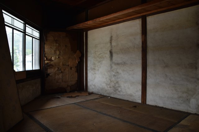 銀閣寺近く 間口の広い三角古民家の和室
