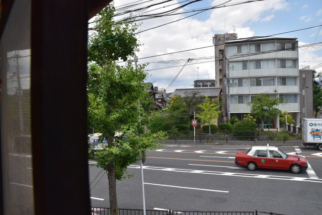 銀閣寺近く 間口の広い三角古民家の展望|白川疎水の緑が美しい
