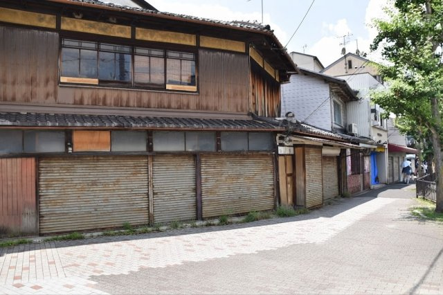 銀閣寺近く 間口の広い三角古民家の外観|銀閣寺交差点角地にある古民家です