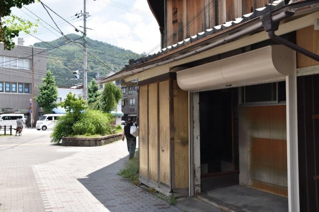 銀閣寺近く 間口の広い三角古民家の外観|入口からは大文字が見えます
