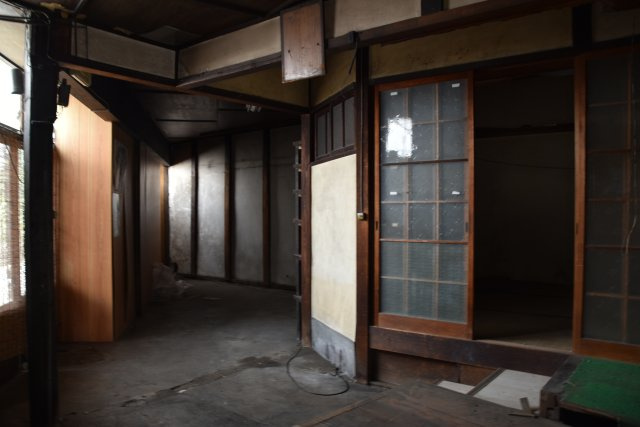 銀閣寺近く 間口の広い三角古民家の洋室