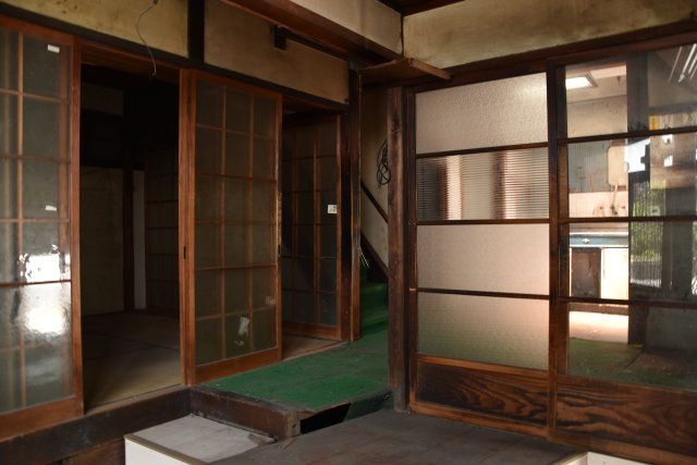 銀閣寺近く 間口の広い三角古民家の洋室