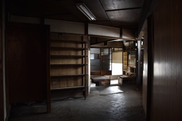 銀閣寺近く 間口の広い三角古民家の洋室
