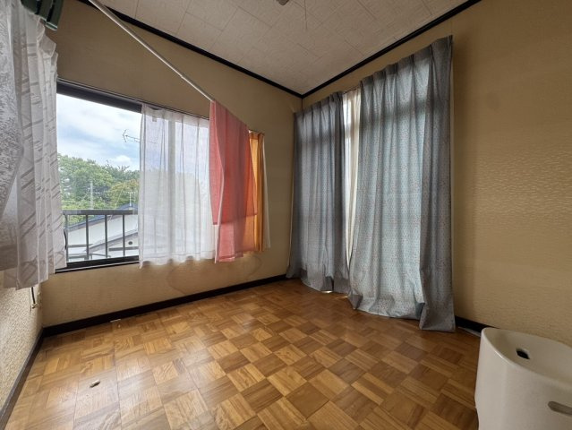 オシャレにリノベした住み心地の良い間取りと立地♪新生活に最適♪那須塩原市の中古住宅の洋室