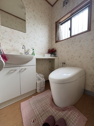 オシャレにリノベした住み心地の良い間取りと立地♪新生活に最適♪那須塩原市の中古住宅のトイレ