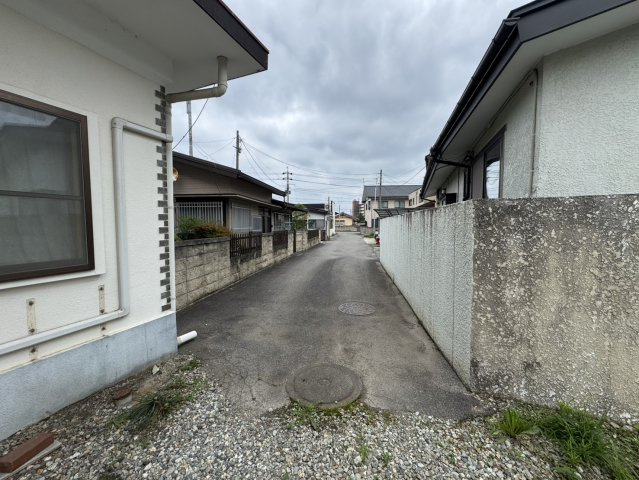 オシャレにリノベした住み心地の良い間取りと立地♪新生活に最適♪那須塩原市の中古住宅の前面道路含む現地写真|市道です。