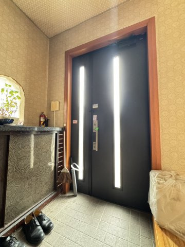 オシャレにリノベした住み心地の良い間取りと立地♪新生活に最適♪那須塩原市の中古住宅の玄関