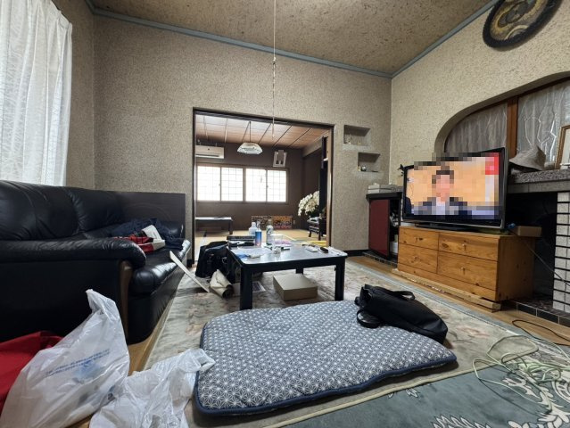 オシャレにリノベした住み心地の良い間取りと立地♪新生活に最適♪那須塩原市の中古住宅の居間・リビング