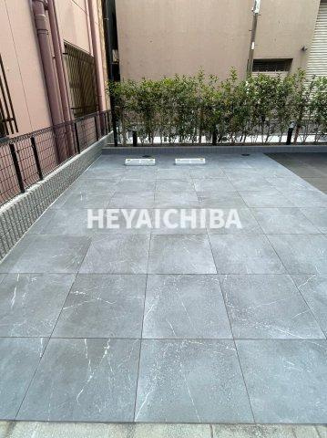 ステージファースト上野松が谷アジールコートの駐車場