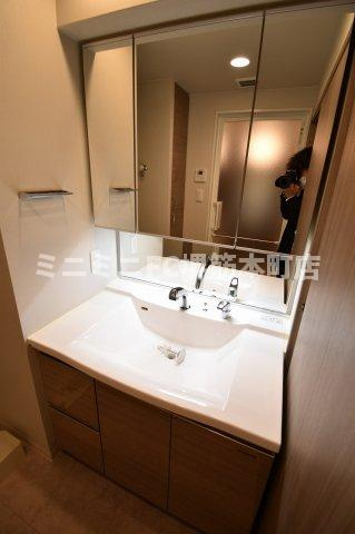 大阪市中央区南本町１丁目の賃貸マンションの洗面所