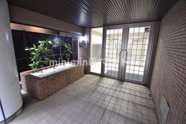 大阪市中央区釣鐘町２丁目の賃貸マンションのエントランス