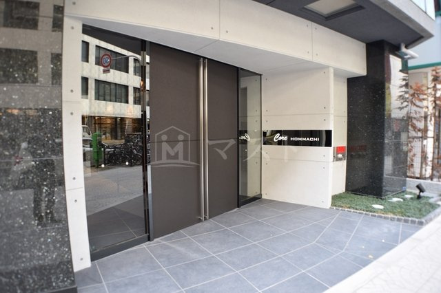 大阪市中央区南本町２丁目の賃貸マンションのエントランス