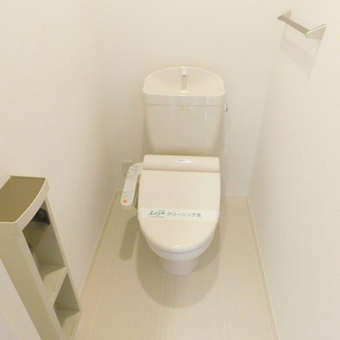 温水洗浄便座付きのトイレです♪