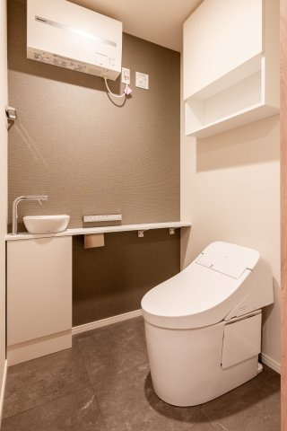 手洗いボウル完備。他の住戸に比べて、トイレスペースが広くゆとりがあります。
