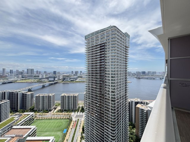前面に視界を遮るものがなく、豊洲の街並みを越えて東京ゲートブリッジや房総半島までが一望できます。10月には東京湾の花火大会が開かれ、バルコニーから花火を愉しむことができます。