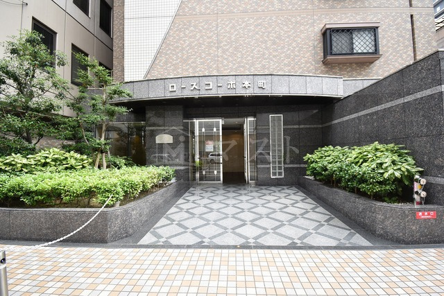大阪市中央区博労町２丁目の賃貸マンションのエントランス