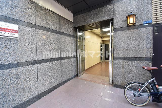 大阪市中央区材木町の賃貸マンションのエントランス