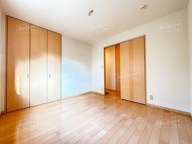サンライズ北野の寝室|クローゼット付の洋室です☆