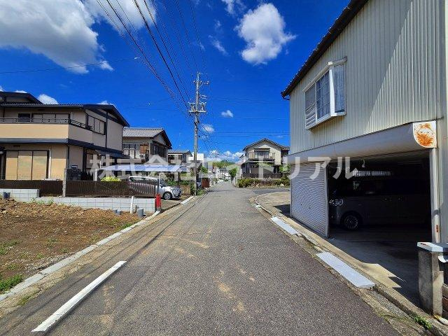 可児市長坂3丁目　新築戸建　全1棟の前面道路含む現地写真