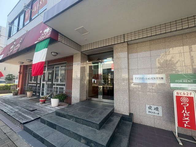 アイワステーションビルⅥ号館のエントランス