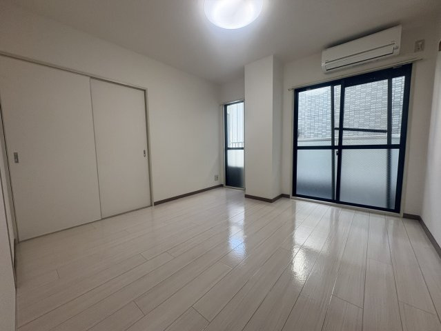 アイワステーションビルⅥ号館の洋室