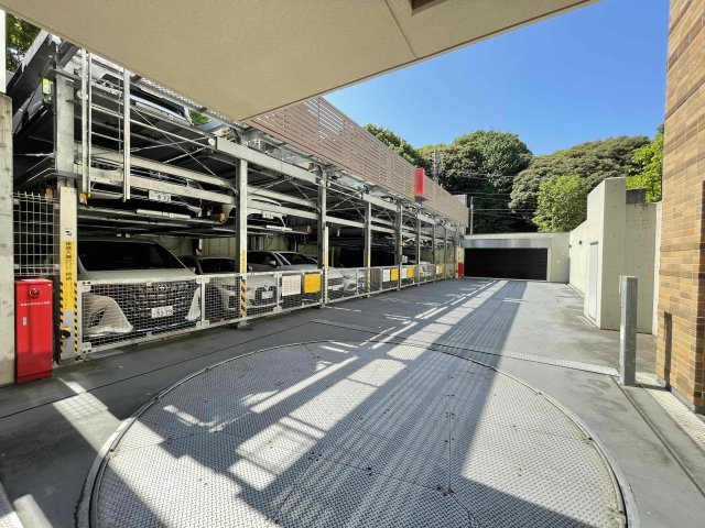 ブランズ渋谷常盤松の駐車場