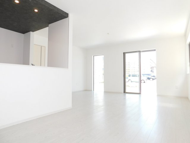 名古屋市中川区万場１丁目の新築一戸建の居間・リビング|◇リビング◇　　明るく広いリビング１９．０帖　折下天井のオシャレなフラットキッチン♪