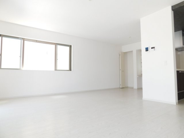 名古屋市中川区万場１丁目の新築一戸建の居間・リビング|◇リビング◇　　明るく広いリビング１９．０帖　大きな窓の開放感のある空間♪