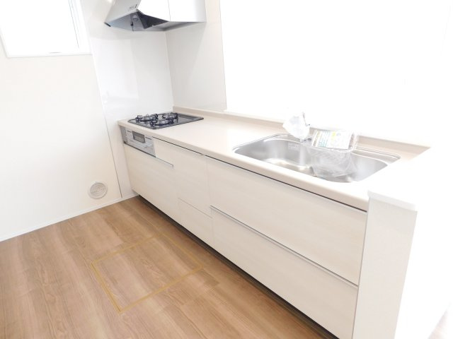 海部郡大治町大字八ツ屋字裏畑の新築一戸建のキッチン|◇キッチン◇　　人気の対面式・人造大理石カウンター・浄水機能付ハンドシャワー・静音仕様シンク・スローインクローズレール・Ｓｉセンサーコンロ（３口）・床下収納庫