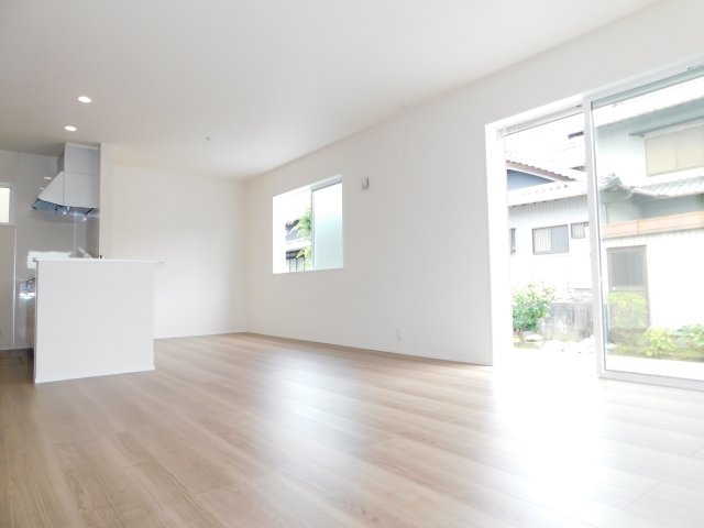 海部郡大治町大字八ツ屋字裏畑の新築一戸建の居間・リビング|◇リビング◇　　南面で明るいリビング１８．２帖　心地のよい開放的なリビング♪