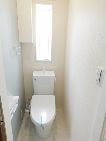 海部郡大治町大字八ツ屋字裏畑の新築一戸建のトイレ|◇トイレ◇　　１・２階シャワートイレ　節水タイプ　収納完備