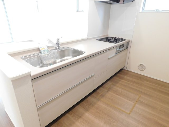 海部郡大治町大字八ツ屋字裏畑の新築一戸建のキッチン|◇キッチン◇　　人気の対面式・人造大理石カウンター・浄水機能付ハンドシャワー・静音仕様シンク・スローインクローズレール・Ｓｉセンサーコンロ（３口）・床下収納庫